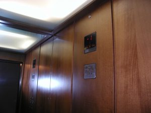 Cabina ascensore hotel Milano