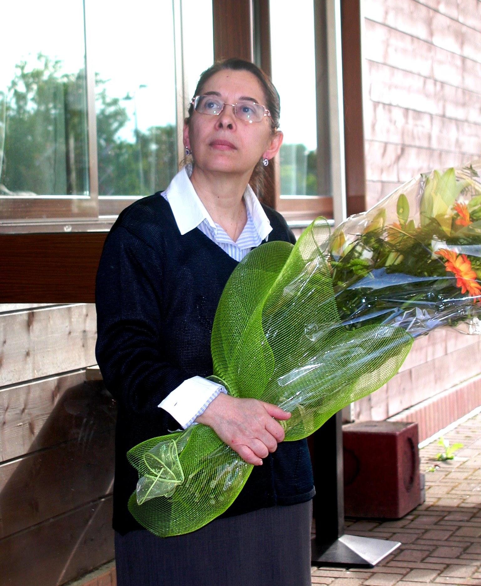 Sandra con un mazzo di fiori nel giorno dei festeggiamenti per il 42° anno