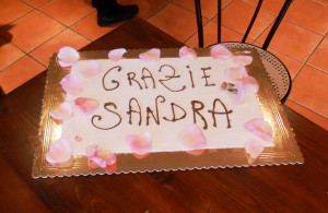 Torta con scritta "GRAZIE SANDRA"